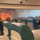 <p> Fuego de Losacio en Zamora visto desde el tren antes de ser cortado el AVE Madrid-Galicia. E. M. </p>
