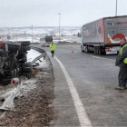 Un camión implicado en un accidente en el alto de la Varga volcado sobre la mediana.-ISRAEL L. MURILLO