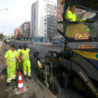 Actuaciones de asfaltado en la avenida Constitución Española, que está cerrada al tráfico por completo. TOMÁS ALONSO