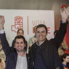 Luis Tudanca y Pedro Sánchez saludan al público del mitin.-SANTI OTERO