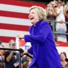 Hillary Clinton sube al estrado durante un mitin en California.-AFP / JONATHAN ALCORN