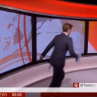 Un presentador de la BBC se confunde en directe y corre delante de la cámara.-BBC