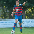 Ruymán conduce un balón en un partido con el Llagostera-ECB