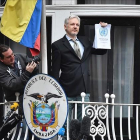 El fundador de Wikileaks, Julian Assange, se dirige a los medios desde el balcón de la embajada de Ecuador en Londres.Foto de archivo. Febrero del 2016.-BEN STANSALL / AFP