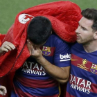 Messi consuela a Luis Suárez en el Calderón tras la lesión muscular que padeció el uruguayo.-EFE / CHEMA MOYA