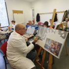 Un taller de pintura para adultos que se imparte por las tardes en el centro cívico de las Huelgas-El Pilar.-RAÚL G. OCHOA