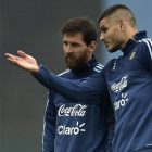 Icardi y Messi en un entrenamiento ante del partido ante Uruguay.-AFP