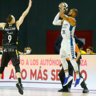 Cook lanza a canasta ante Huertas en el partido de Copa del Rey. ACB PHOTO