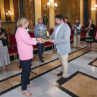 La concejala de Servicios Sociales, Sonia Rodríguez, entrega un obsequio al alcalde de Cabra del Santo Cristo, Juan Guidú. TOMÁS ALONSO