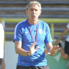 Paco Fernández da instrucciones durante un entrenamiento.-ISRAEL L. MURILLO