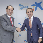 Álvarez y Bilbao se estrechan la mano tras firmar la renovación del convenio entre Iberaval y CaixaBank.-SANTI OTERO