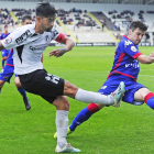 Pisculichi, autor del gol blanquinegro, realiza un pase en el choque de ayer contra el Amorebieta.-ISRAEL L. MURILLO