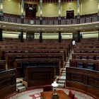 El hemiciclo del Congreso, vacío, una vez que los diputados han abandonado sus escaños.-EFE/ CHEMA MONTOYA