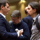 Albert Rivera y Pablo Iglesias conversan en los pasillos del Congreso.-DAVID CASTRO