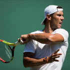 Rafa Nadal durante un entrenamiento en el All England Club de Londres-/ PETER KLAUNZER