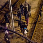 Un grupo de inmigrantes camina por las vías del Eurotunnel, este martes.-Foto: AFP / PHILIPPE HUGUEN