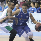 Corey Fisher gana línea de fondo ante Draper en el San Pablo-Betis del pasado curso.-SANTI OTERO