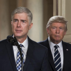El juez Neil Gorsuch, junto a Trump, tras el anuncio de su nominación al Supremo, el martes en la Casa Blanca.-EFE