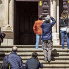 Imagen de un grupo de turistas en la puerta de Sarmental de la Catedral. ECB