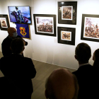 Exposición "Evolución de los uniformes  del Ejército y la Guardia Civil en los cuadros de Ferrer Dalmau" en la sala de exposiciones de CajaViva