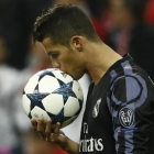Cristiano Ronaldo besa el balón antes de lanzar una falta.-AFP / ODD ANDERSEN