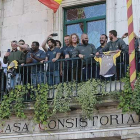 Plantilla, cuerpo técnico y directiva del UBU Colina Clinic saluda desde el balcón del Ayuntamiento a los aficionados congregados en la Plaza Mayor, ayer.-RAÚL OCHOA