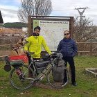 Pablo Calvo y ‘Hippie’, hace apenas unos días, junto al alcalde de Hontoria del Pinar, Francisco Javier Mateo.-ECB