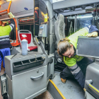 Dos trabajadoras limpian y desinfectan un autobús municipal para ponerlo a punto para los usuarios. ISRAEL L. MURILLO