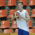 Brandon Brine busca línea de pase en un entrenamiento.-SANTI OTERO