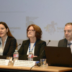 Gema Conde, Simona Palacio y Pablo Rodríguez, ayer, durante el encuentro con familias.-ICAL