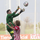 Toni ataja un balón aéreo en el choque disputado en Mareo-ECB