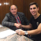 Ibai Salas (derecha) firmó el pasado fin de semana su renovación con el conjunto burgalés junto a Julio Andrés Izquierdo.-