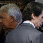 Felipe González y José María Aznar durante el acto por los tres años transcurridos del ingreso en prisión de Leopoldo López.-SERGIO BARRENECHEA