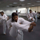 Entrenamiento de las mujeres de la nueva unidad de policía contra los violadores.-Foto: Rebecca Conway / AFP