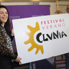 Daniela Donini y el diputado provincial Luis Jorgen del Barco posan con el nuevo logotipo del Festival de Clunia.-ECB