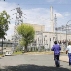 Dos trabajadores en las inmediaciones de la central nuclear de Santa María de Garoña-I.L.M.