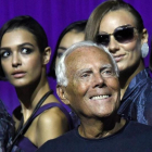 Giorgio Armani, en primer término, en un desfile en Milán.-EFE / DANIEL DAL ZENNARO