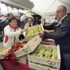 Armados con paraguas, los visitantes adquirieron la sabrosa fruta, la cual se va abriendo paso en el mercado nacional.-G. G.