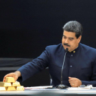 Maduro manipula lingotes de oro-MARCO BELLO (REUTERS)