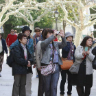 Un grupo de turistas asiáticos en el Espolón haciendo fotos a la Catedral.-RAÚL G. OCHOA