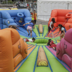 Varias niñas disfrutan de los hinchables del parque.-SANTI OTERO