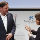 El vicepresidente del Govern, Oriol Junqueras, y su homóloga en el Ejecutivo español, Soraya Sáenz de Santamaría, en un acto en Barcelona, el pasado abril-JULIO CARBÓ