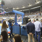 Técnicos, representantes delServicio de Deportes y miembros del club buscan soluciones tras la avería.-SANTI OTERO