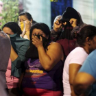 Familiares de los presos esperan información ante la cárcel de Quezaltepeque.-Foto: STRINGER/EL SALVADOR / REUTERS
