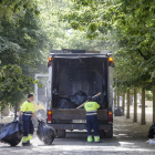 Trabajadores de la recogida de residuos de Burgos en la limpieza del Parral. SANTI OTERO