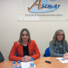 Yolanda Bayo, junto a José Ángel Martínez y Emiliana Molero, que supervisan el proyecto para FAE Burgos-L. V.