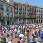 Cientos de personas se concentraron en la Plaza Mayor para mostrar su apoyo al pueblo catalán.-ISRAEL L. MURILLO