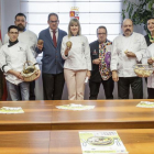 Fernández Mardomingo, Patxi Álvarez e Isabel Álvarez y cocineros que participan en Buscasetas posan con el producto estrella de estas jornadas.-SANTI OTERO