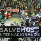 Tras el número inicial con todas las agrupaciones en escena los miembros del Comité de Folclore sacaron esta pancarta para exigir que celebre el Festival Internacional en julio.-SANTI OTERO