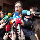El abogado de la acusación popular, Luis Antonio Calvo, comparece ante los medios a la salida del juzgado de Aranda de Duero.-L. V.